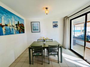 a dining room with a green table and chairs at Sunsethome Wallaroo in Wallaroo
