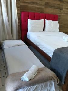a pair of beds in a room with a towel at Flat 10 andar Hotel Caesar Towers acesso direto praia in Recife +20 photos