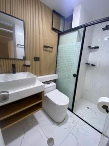 a bathroom with a sink and a toilet and a shower at Refugio Nordico de 3 habitaciones inc Cochera en 2do piso in Trujillo