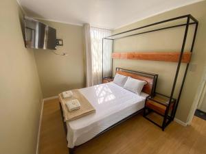 a bedroom with a canopy bed and a chair at Refugio Nordico de 3 habitaciones inc Cochera en 2do piso in Trujillo