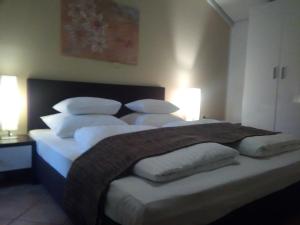 Postel nebo postele na pokoji v ubytování Guest house Garfild 2