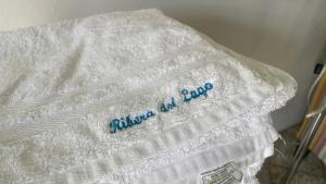 a white towel with the words anticipate all party on it at Ribera del Lago in Jocotepec