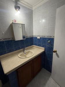 a bathroom with a sink and a mirror at Habitaciones Casa Lisboa in San Andrés