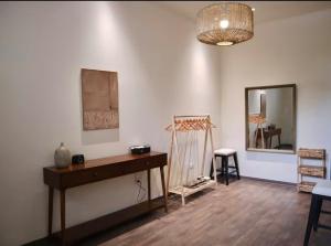a room with a table and a mirror on the wall at Casa de Holu Homestay in Ða Gia