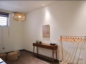 a living room with a table and a lamp at Casa de Holu Homestay in Ða Gia +5 photos