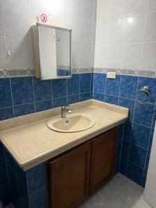 a bathroom with a sink and a mirror at Habitaciones Casa Lisboa in San Andrés