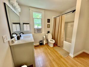 ein Badezimmer mit Toilette, Waschbecken und Dusche in der Unterkunft Badlands Basecamp in Drumheller