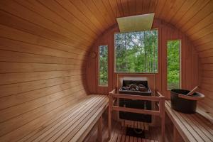 eine Sauna mit Fenster in einer Holzhütte in der Unterkunft Noah Rusutsu in Rusutsu