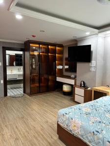 a hotel room with a bed and a television at Motel Mỹ Vân in Can Tho