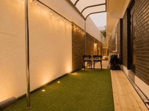 a small courtyard with a grass floor and lights at Stay U in Suwon
