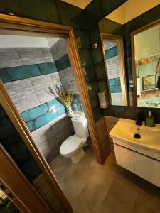 a bathroom with a toilet and a sink at Apartamenty Traugutta 47 in Radom