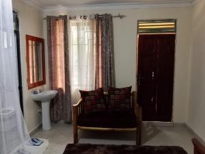 ein Badezimmer mit Stuhl, Waschbecken und Fenster in der Unterkunft Luanda Road View Hotel in Luanda + 25 Fotos