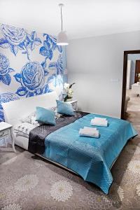 a bedroom with a bed with two towels on it at Hotel Rozdroże Nieborów in Nieborów