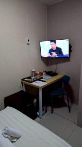 a room with a desk with a computer and a tv at แกร็บสลีปโฮสเทล แอร์พอร์ตดอนเมือง in Ban Ko +179 photos