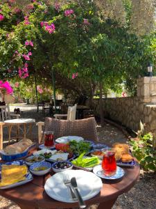 a table with food on top of it at Belfin Pansiyon Ovabükü in Döşeme
