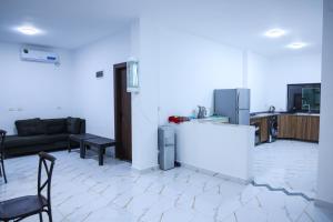 a living room with a couch and a table at Airport Chalet مزرعة وشاليه المطار in Amman