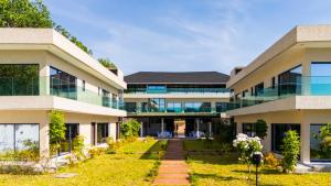 an exterior view of a building at Madigane Residence Assinie in Assinie