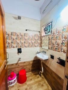 a bathroom with a sink in a room at Hotel Natraj Palace in Seonī