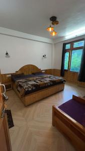 a bedroom with a large bed in a room at Whitestone PULGA in Kalgha
