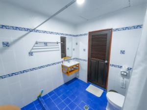 ein Badezimmer mit Toilette und Waschbecken in der Unterkunft Pakse hotel & Restaurant in Pakse + 89 Fotos
