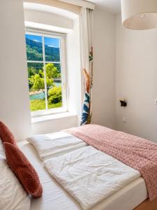 a bedroom with a bed with a window at Apartment Gletscher & Fluß in Penk