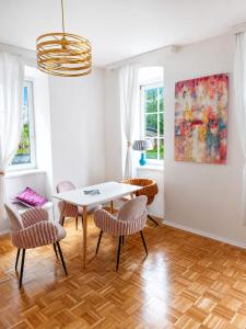 a dining room with a table and chairs and a painting at Apartment Gletscher & Fluß in Penk
