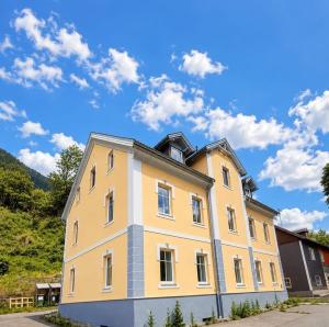 a yellow building with a sky in the background at Apartment Gletscher & Fluß in Penk