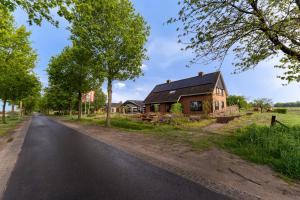 a house on the side of a road at Buiteninn in Rijssen