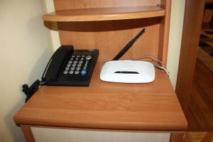 een bureau met een telefoon en een rekenmachine erop bij Apartment on Suvorova in Bender