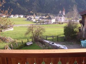 Blick auf einen Bauernhof mit Zaun und Feld in der Unterkunft Honsahof in Strassen