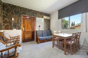 a living room with a table and chairs at Villa Sueños Piscina Costa Dorada in Calafell