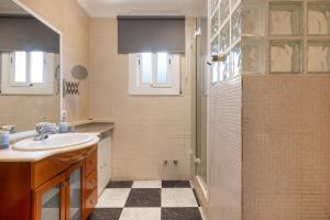 a bathroom with a shower and a sink and a mirror at Villa Sueños Piscina Costa Dorada in Calafell +28 photos