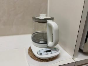 a blender sitting on top of a counter at 美々パレスー沖縄の伝統文化に出会う琉球モダンな隠れ家ー in Itoman