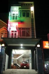 a view of a building with a car underneath it at Nhà Nghỉ Motel NGỌC KIM NGÂN in Quy Nhon