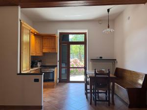 a kitchen with a table and chairs and a door at Casa Ninni in Casalino