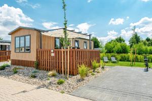 a tiny house with a fence and a tree at Janes in Dörverden