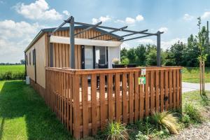 a tiny house with a fence and a pergola at Rapunzel in Dörverden