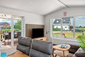a living room with a couch and a television at Janes in Dörverden