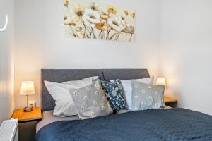 a bedroom with a bed with pillows and a painting on the wall at Janes in Dörverden