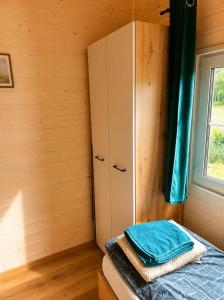 a room with a bed and a cupboard at Osada Pana Kraba in Jarosławiec