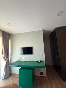 a room with a green desk in a room at Monarch Beach in Borsh