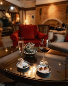 two glasses of wine on a table in a living room at Hotel La Neige in Hakuba