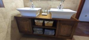 two sinks on a wooden counter in a bathroom at Felföldi Tanyavendégház in Kiskunmajsa +8 photos