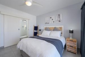 ein weißes Schlafzimmer mit einem großen Bett und einem Fenster in der Unterkunft St Daniel 8, Ramsgate in Ramsgate