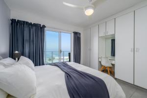 ein weißes Schlafzimmer mit einem großen Bett und einem Schreibtisch in der Unterkunft St Daniel 8, Ramsgate in Ramsgate + 30 Fotos