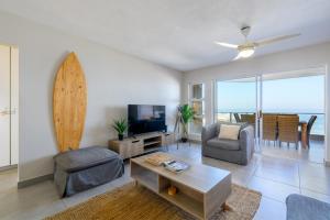 ein Wohnzimmer mit Sofa, Sessel und Fernseher in der Unterkunft St Daniel 8, Ramsgate in Ramsgate