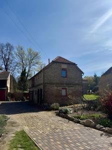 an old brick house with a brick driveway at Rotes Haus im Havelland in Phöben