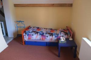 a small bedroom with a bed and a table at Rotes Haus im Havelland in Phöben