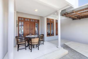 a dining room with a table and chairs at Agni Homestay in Yogyakarta
