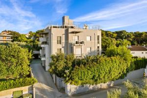 an aerial view of a building with trees at Modern Rooms Villa Oasiss by Istrabook in Pula